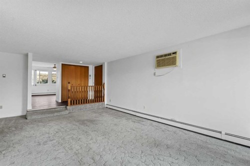 211-1051 3 Street Nw, Medicine Hat, AB - Indoor Photo Showing Other Room