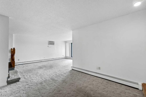 211-1051 3 Street Nw, Medicine Hat, AB - Indoor Photo Showing Other Room