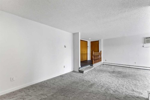 211-1051 3 Street Nw, Medicine Hat, AB - Indoor Photo Showing Other Room