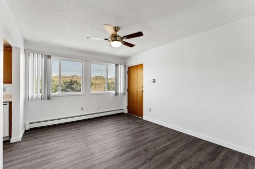211-1051 3 Street Nw, Medicine Hat, AB - Indoor Photo Showing Other Room