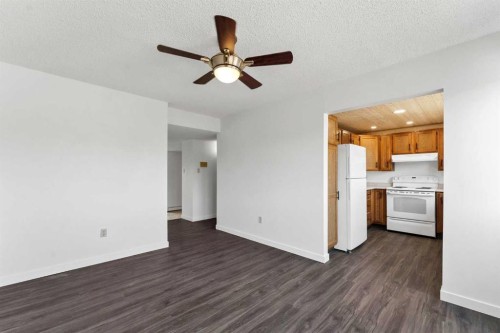 211-1051 3 Street Nw, Medicine Hat, AB - Indoor Photo Showing Kitchen