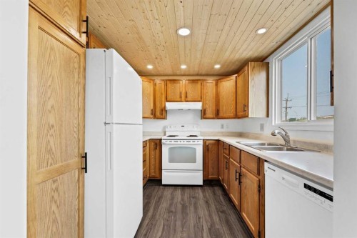 211-1051 3 Street Nw, Medicine Hat, AB - Indoor Photo Showing Kitchen With Double Sink