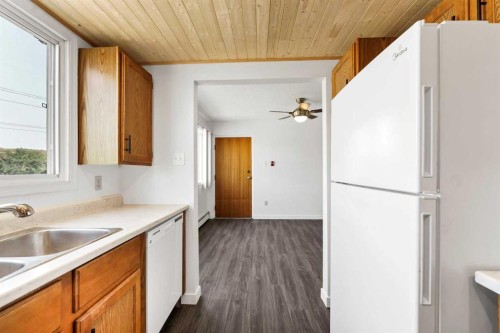 211-1051 3 Street Nw, Medicine Hat, AB - Indoor Photo Showing Kitchen