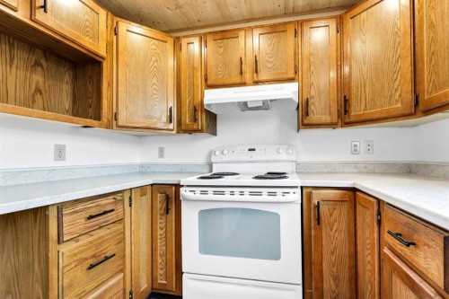 211-1051 3 Street Nw, Medicine Hat, AB - Indoor Photo Showing Kitchen