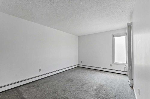 211-1051 3 Street Nw, Medicine Hat, AB - Indoor Photo Showing Other Room