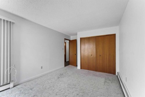 211-1051 3 Street Nw, Medicine Hat, AB - Indoor Photo Showing Other Room