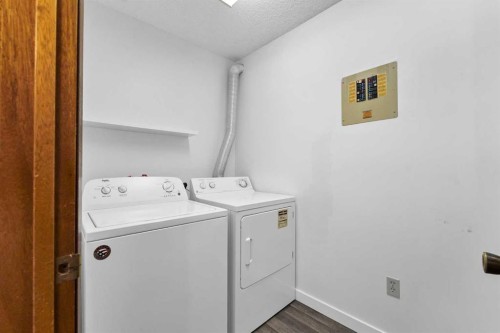 211-1051 3 Street Nw, Medicine Hat, AB - Indoor Photo Showing Laundry Room