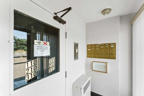 211-1051 3 Street Nw, Medicine Hat, AB -  Photo Showing Other Room