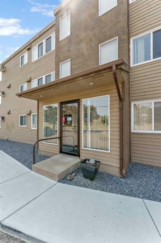 211-1051 3 Street Nw, Medicine Hat, AB - Outdoor With Exterior