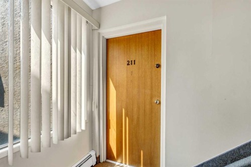 211-1051 3 Street Nw, Medicine Hat, AB - Indoor Photo Showing Other Room
