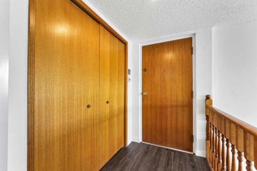 211-1051 3 Street Nw, Medicine Hat, AB - Indoor Photo Showing Other Room