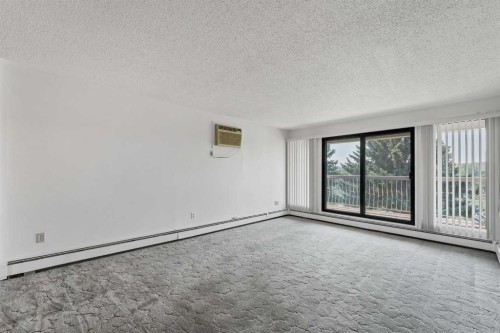 211-1051 3 Street Nw, Medicine Hat, AB - Indoor Photo Showing Other Room