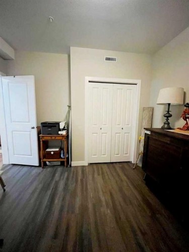 137-2800 13 Avenue Se, Medicine Hat, AB - Indoor Photo Showing Bedroom