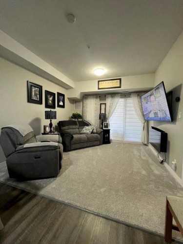 137-2800 13 Avenue Se, Medicine Hat, AB - Indoor Photo Showing Other Room