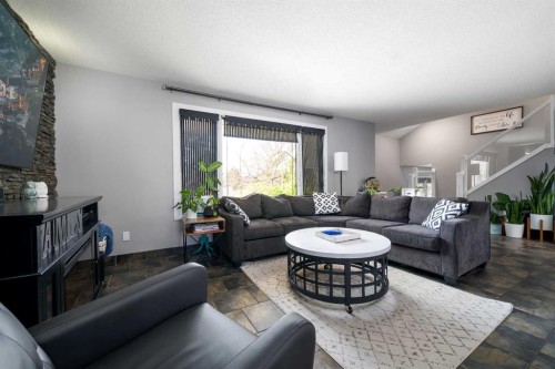 88 Cypress Way Se, Medicine Hat, AB - Indoor Photo Showing Living Room