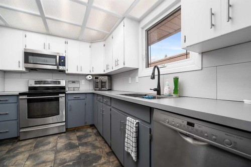 88 Cypress Way Se, Medicine Hat, AB - Indoor Photo Showing Kitchen