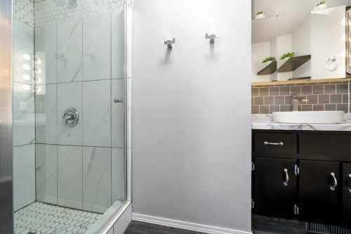 88 Cypress Way Se, Medicine Hat, AB - Indoor Photo Showing Bathroom