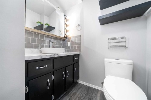88 Cypress Way Se, Medicine Hat, AB - Indoor Photo Showing Bathroom