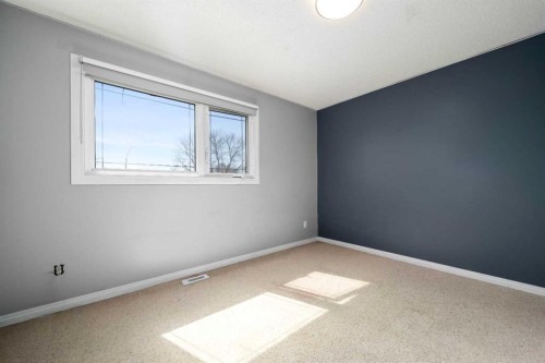 88 Cypress Way Se, Medicine Hat, AB - Indoor Photo Showing Other Room