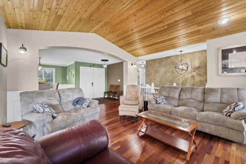 7312 Township Road 124, Rural Cypress County, AB - Indoor Photo Showing Living Room