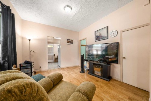511B Maple Avenue Se, Medicine Hat, AB - Indoor Photo Showing Living Room