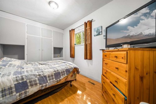 511B Maple Avenue Se, Medicine Hat, AB - Indoor Photo Showing Bedroom