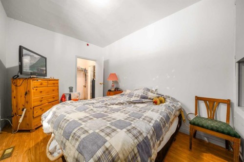 511B Maple Avenue Se, Medicine Hat, AB - Indoor Photo Showing Bedroom