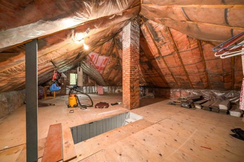 511B Maple Avenue Se, Medicine Hat, AB - Indoor Photo Showing Other Room