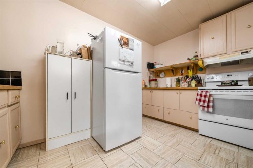 511B Maple Avenue Se, Medicine Hat, AB - Indoor Photo Showing Kitchen