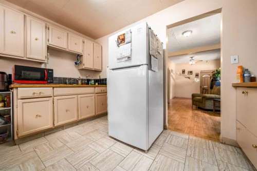 511B Maple Avenue Se, Medicine Hat, AB - Indoor Photo Showing Kitchen