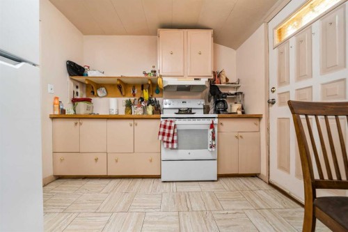 511B Maple Avenue Se, Medicine Hat, AB - Indoor Photo Showing Kitchen