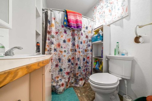 511B Maple Avenue Se, Medicine Hat, AB - Indoor Photo Showing Bathroom