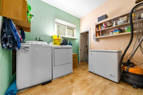 511B Maple Avenue Se, Medicine Hat, AB - Indoor Photo Showing Laundry Room