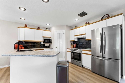 1A Stonegate Crescent Se, Medicine Hat, AB - Indoor Photo Showing Kitchen
