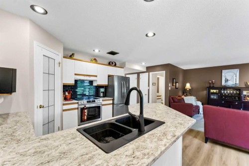 1A Stonegate Crescent Se, Medicine Hat, AB - Indoor Photo Showing Kitchen With Double Sink With Upgraded Kitchen