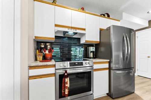 1A Stonegate Crescent Se, Medicine Hat, AB - Indoor Photo Showing Kitchen