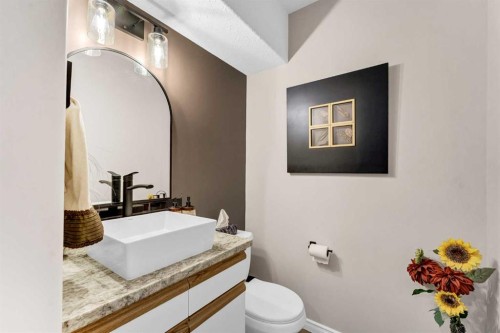 1A Stonegate Crescent Se, Medicine Hat, AB - Indoor Photo Showing Bathroom