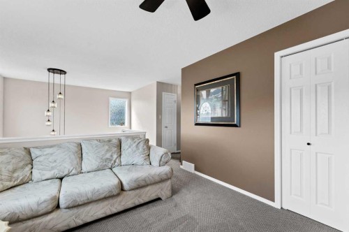 1A Stonegate Crescent Se, Medicine Hat, AB - Indoor Photo Showing Living Room