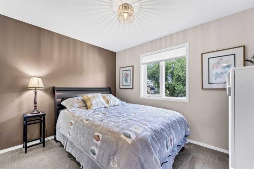 1A Stonegate Crescent Se, Medicine Hat, AB - Indoor Photo Showing Bedroom