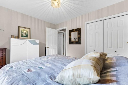 1A Stonegate Crescent Se, Medicine Hat, AB - Indoor Photo Showing Bedroom