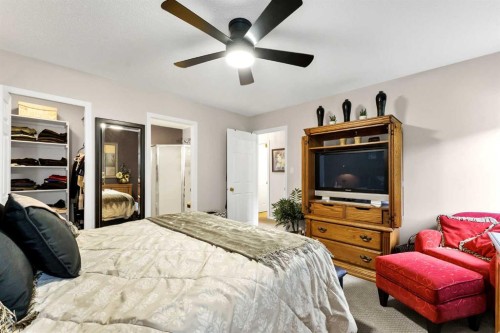 1A Stonegate Crescent Se, Medicine Hat, AB - Indoor Photo Showing Bedroom