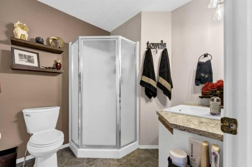 1A Stonegate Crescent Se, Medicine Hat, AB - Indoor Photo Showing Bathroom