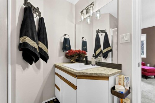 1A Stonegate Crescent Se, Medicine Hat, AB - Indoor Photo Showing Bathroom