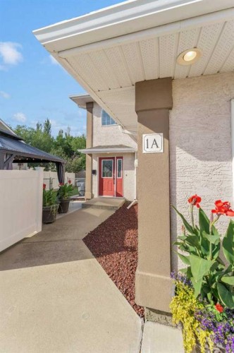1A Stonegate Crescent Se, Medicine Hat, AB - Outdoor With Exterior