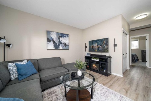 244 Northlands Pointe Ne, Medicine Hat, AB - Indoor Photo Showing Living Room