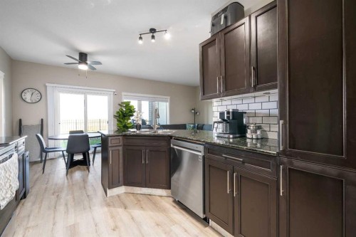 244 Northlands Pointe Ne, Medicine Hat, AB - Indoor Photo Showing Kitchen