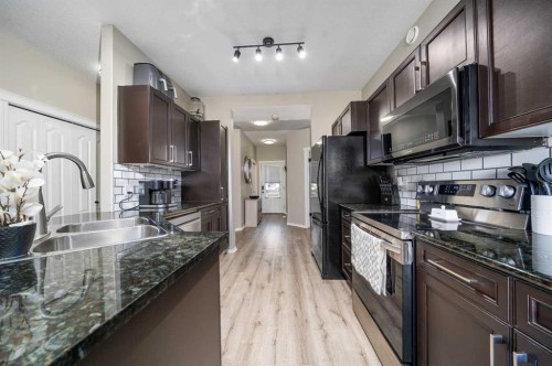 244 Northlands Pointe Ne, Medicine Hat, AB - Indoor Photo Showing Kitchen With Double Sink