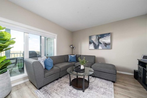 244 Northlands Pointe Ne, Medicine Hat, AB - Indoor Photo Showing Living Room