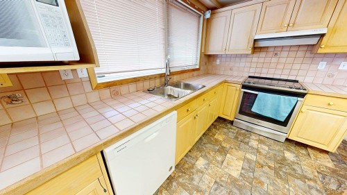 209 2 Avenue, Burdett, AB - Indoor Photo Showing Kitchen With Double Sink