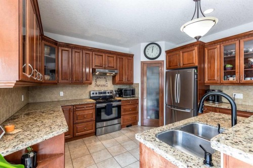 26 Ranchlands Way Ne, Medicine Hat, AB - Indoor Photo Showing Kitchen With Double Sink